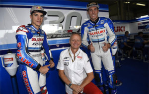 Viales, Schwantz y Espargar en el box de Suzuki MotoGP