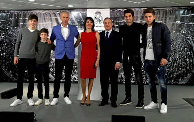 Zinedine Zidane posa con sus hijos el da de su presentacin.