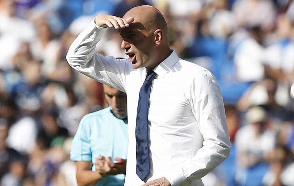 Zidane da instrucciones en el partido ante Osasuna.