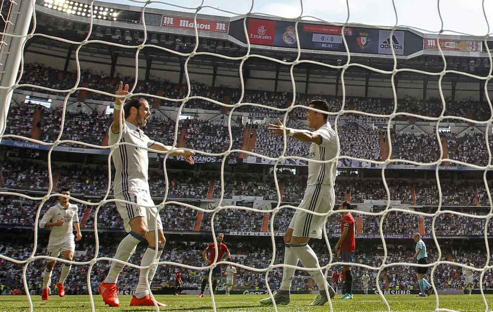 Imagen de cristiano Ronaldo agradeciendo a Bale el pase con el que...