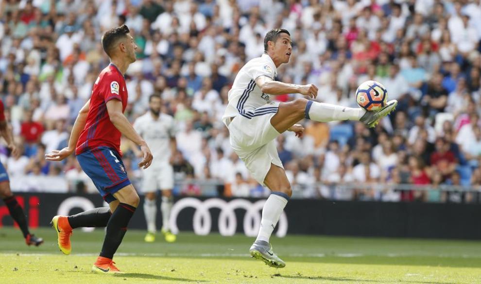 Cristiano Ronaldo controlando un baln.