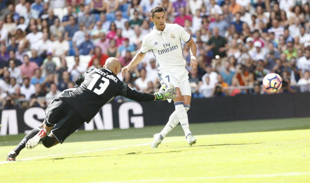Cristiano Ronaldo marca a pase de Bale.