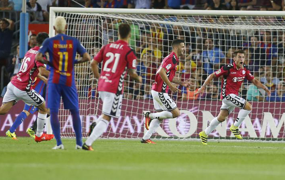 El Alavés celebra un gol en el Camp Nou