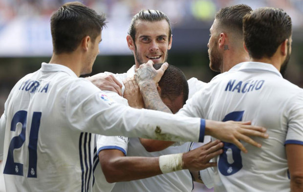 Los jugadores del Madrid celebran un gol ante Osasuna.