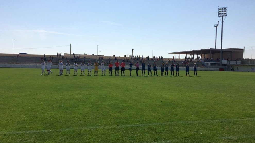 Jugadoras de Oiartzun y Fundacin Albacete saludan antes de comenzar...