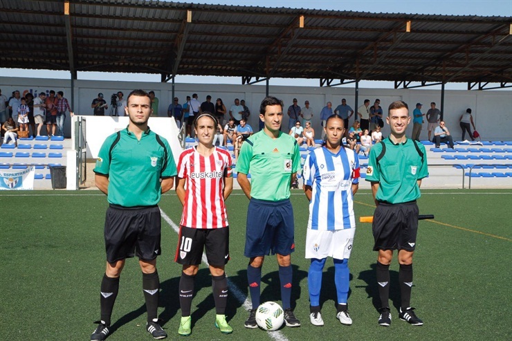 Iraia Iturregui y Anita Gonzlez junto al tro arbitral en Huelva.