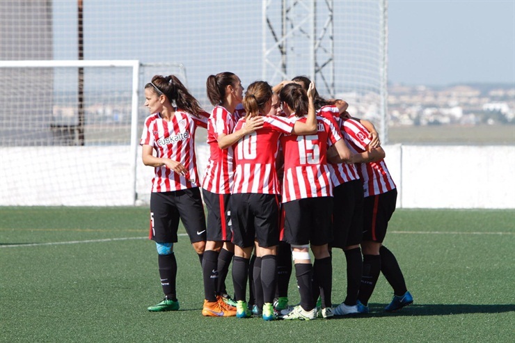 Las jugadoras del Athletic Club celebran su primer gol en Huelva.