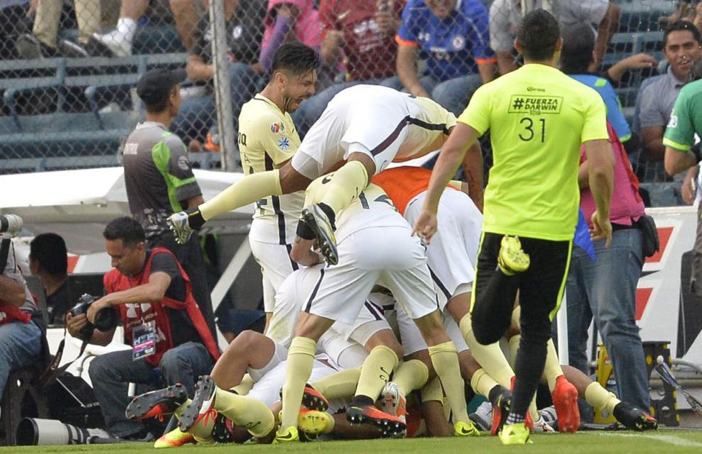 Jugadores del Amrica festejan tras el gol de Silvio Romero que les...