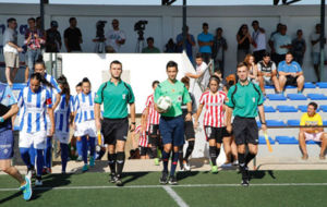 ugadoras del Sporting de Huelva y Athletic Club saliendo al campo de...