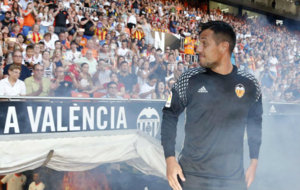 Alves, el da de la presentacin en Mestalla el pasado mes de agosto