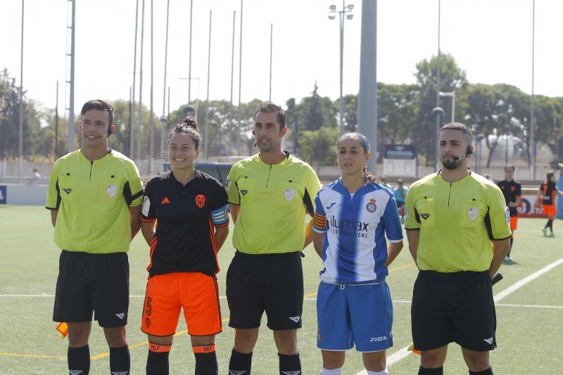 Capitanas de Valencia y Espanyol posan junto al tro arbitral.