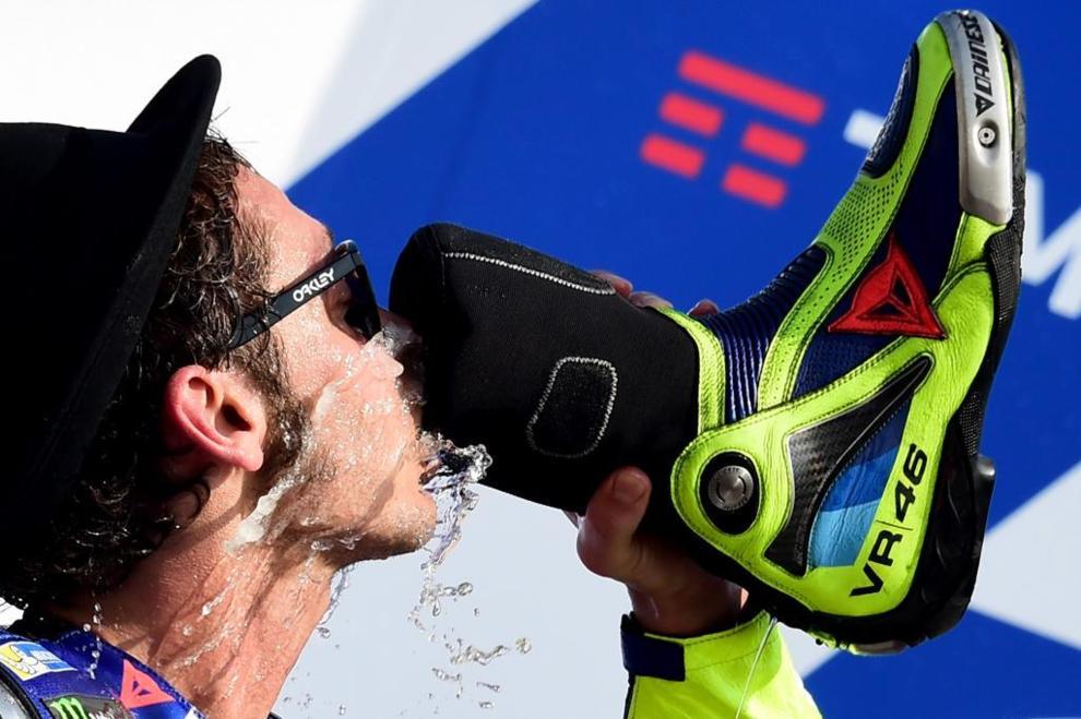 Rossi bebiendo de su bota en el podio