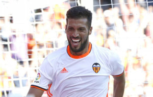 Garay celebra su gol con el Valencia.