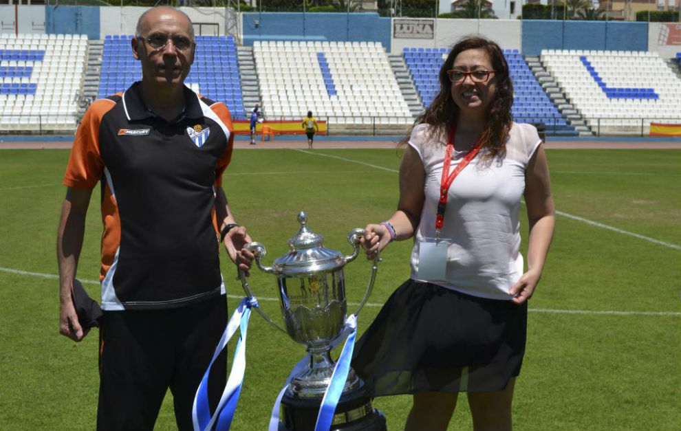 Antonio Toledo y Manuela Romero posan con la Copa de la Reina...