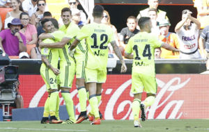 lex Alegra se abraza a Rubn durante la celebracin de un gol
