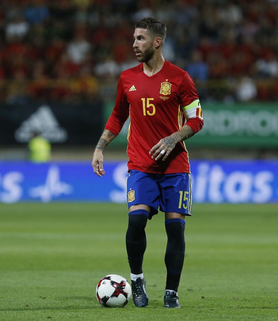 imponer embotellamiento Escoba Real Madrid: ¿Por qué Sergio Ramos sigue jugando con botas negras? |  Marca.com