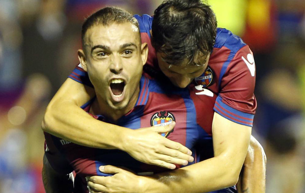 Roger celebra uno de los goles al Zaragoza, con Espinosa sobre sus...