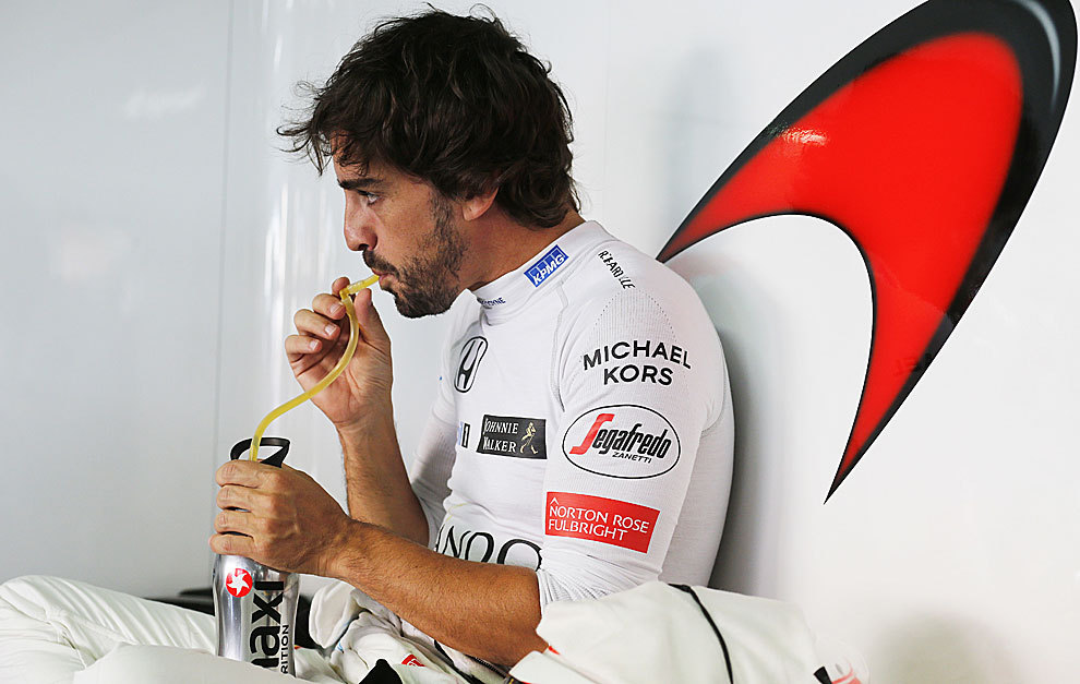 Ferando Alonso, en su box de McLaren durante una carrera
