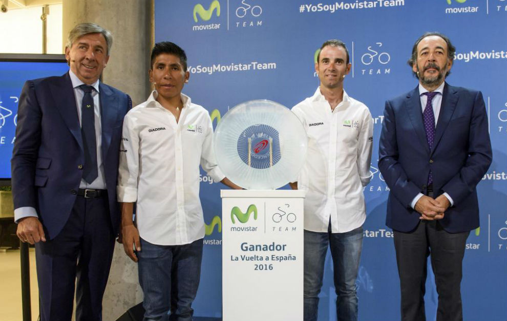 Unzu, Quintana, Valverde y Blanco, junto al trofeo del colombiano.