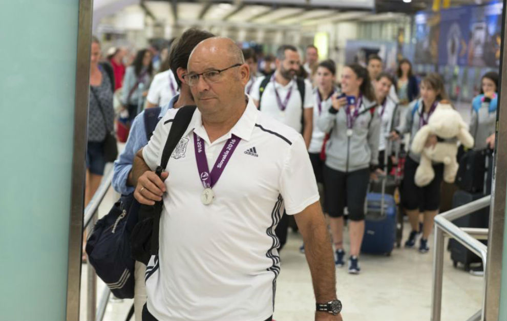 Manuel Amiero en una llegada al aeropuerto de Barajas.