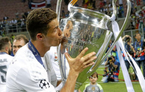 Cristiano besa la Champions conseguida la temporada pasada.
