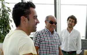 Xavi y su padre, Joaqun Hernndez, durante una entrevista en Qatar.