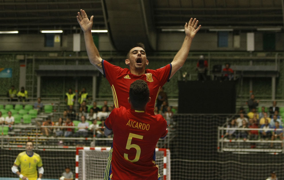 lex y Aicardo celebran uno de los goles de Espaa-