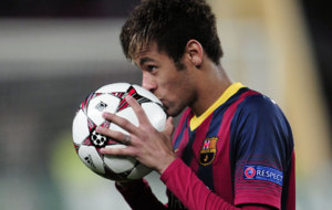 Neymar se lleva el baln tras marcar tres goles al Celtic