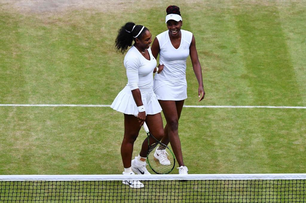Serena y Venus Williams en la final del doble femenino de Wimbledon