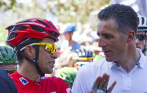 Contador e Indurain dialogan durante la Vuelta 2014.