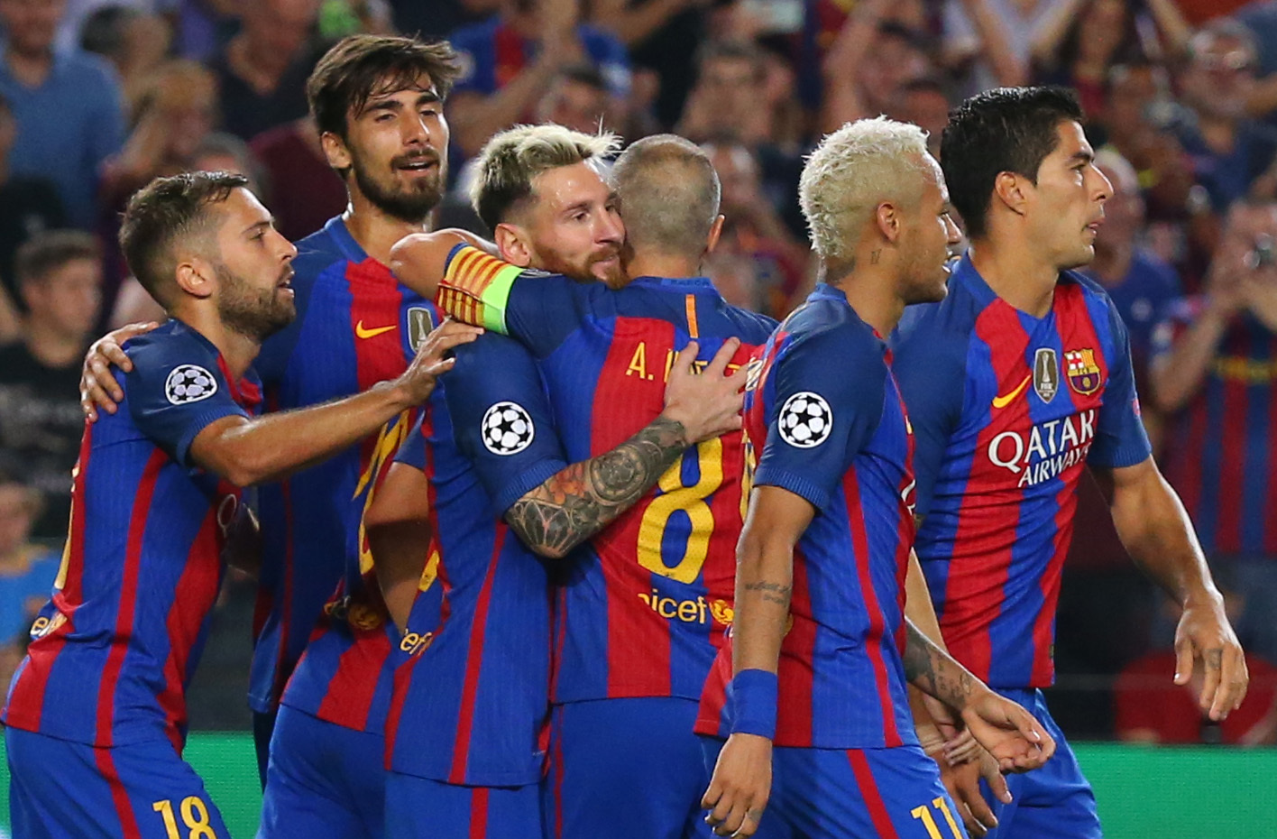 Los jugadores del barcelona celebran uno de los... | Marca.com