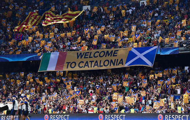 Una pancarta en el Camp Nou con las banderas de Irlanda y Escocia.