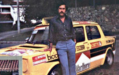 Pablo Escobar, al lado de un Simca con el que compiti a finales de...