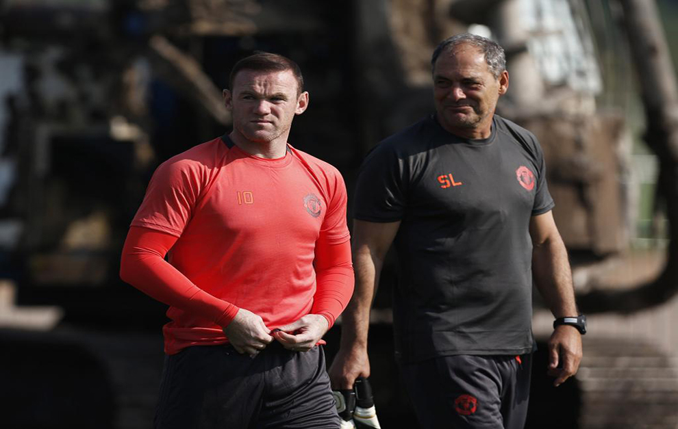 Rooney en el campo de entrenamiento del Manchester United
