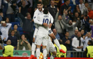 Morata celebra el gol de la victoria con James