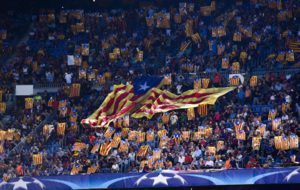 Aficionados muestran esteladas el pasado martes en el Camp Nou.