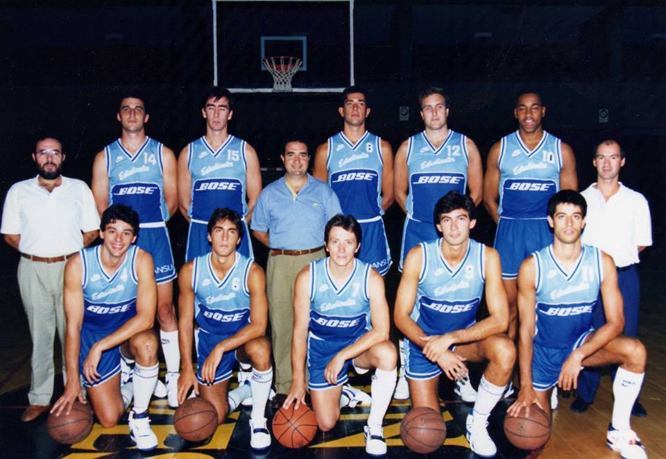 Regreso al tradicional azul con dos tonalidades, temporada 1988-89