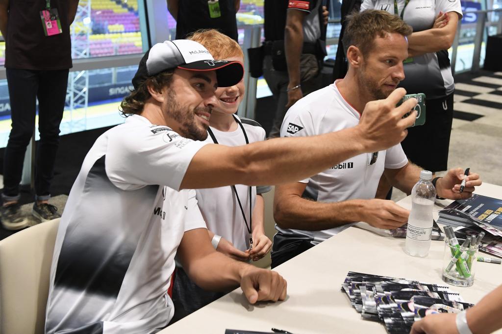 Alonso se hace un &apos;selfie&apos; con un pequeo seguidor de McLaren.