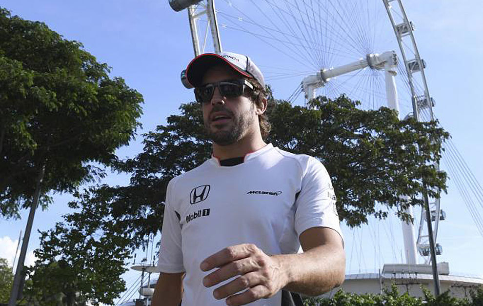 Alonso, con la famosa noria de Singapur al fondo, en el circuito de...