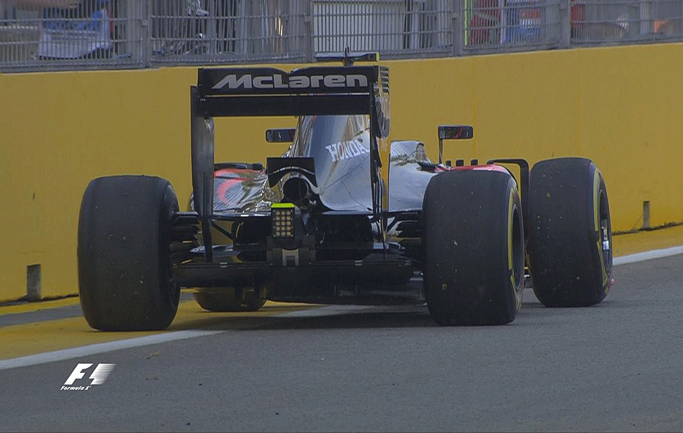 El McLaren de Button se queda parado en medio de la pista de Marina...