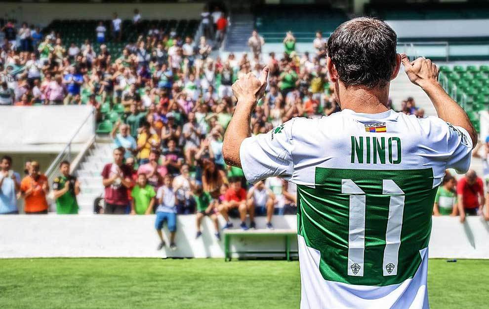 Nino saluda a la aficin durante su presentacin como futbolista del...