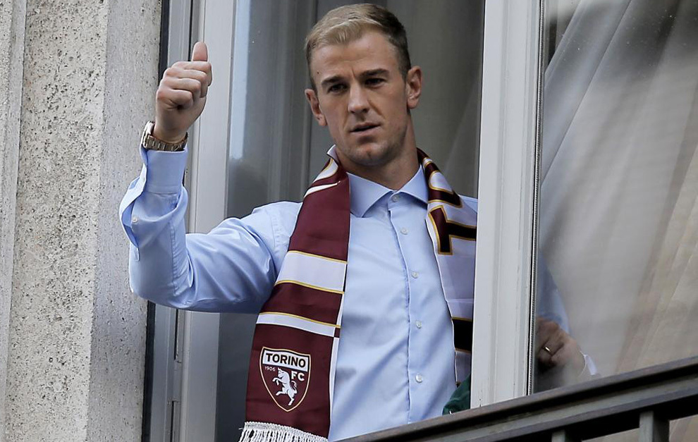 Hart saluda a la aficin del Torino tras su cesin al club italiano.