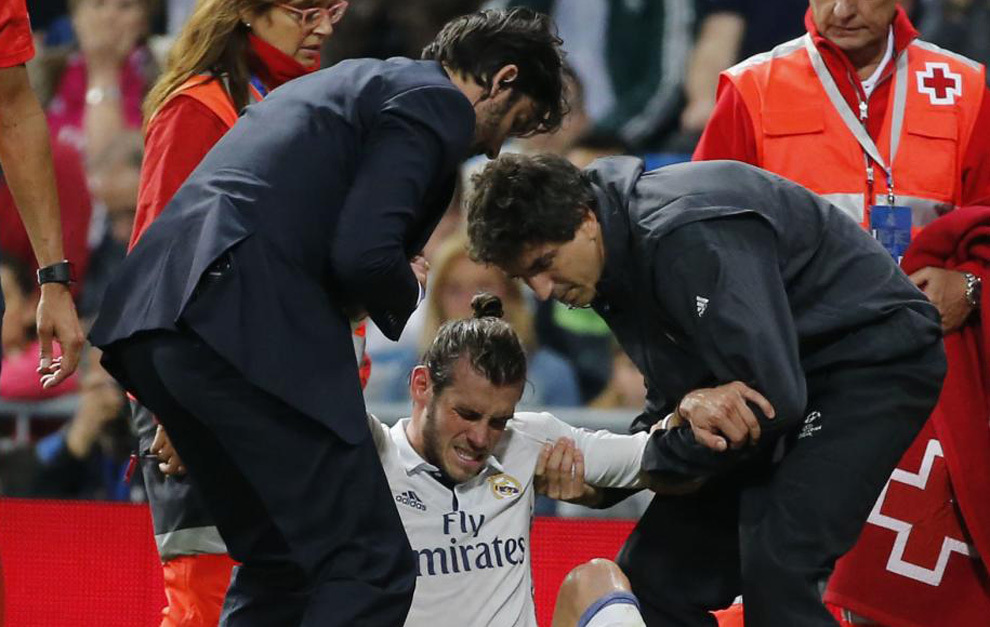 Bale recibe atencin mdica ante el Sporting CP.