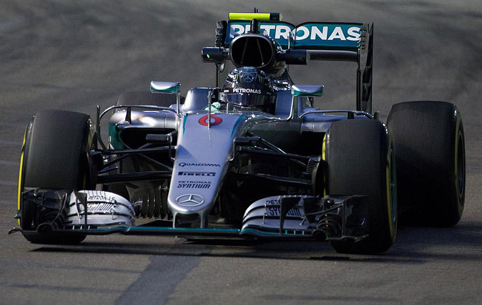 Nico Rosberg pilota su Mercedes en el circuito urbano de Marina Bay.