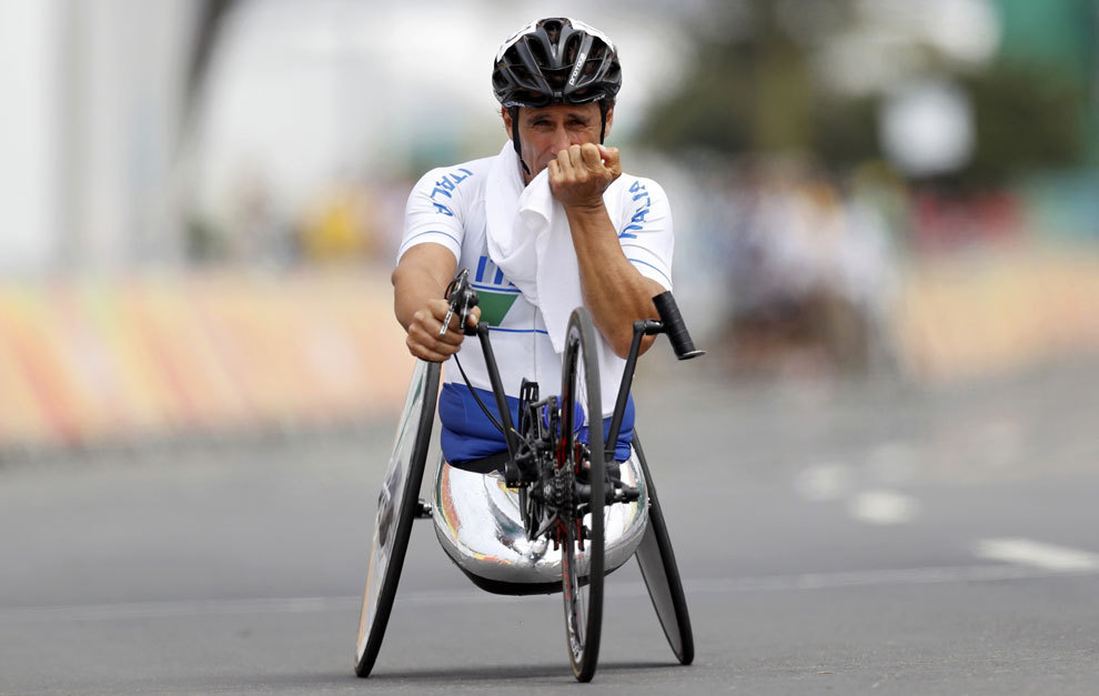 Zanardi, llorando al conseguir una medalla en los Juegos Paralmpicos...