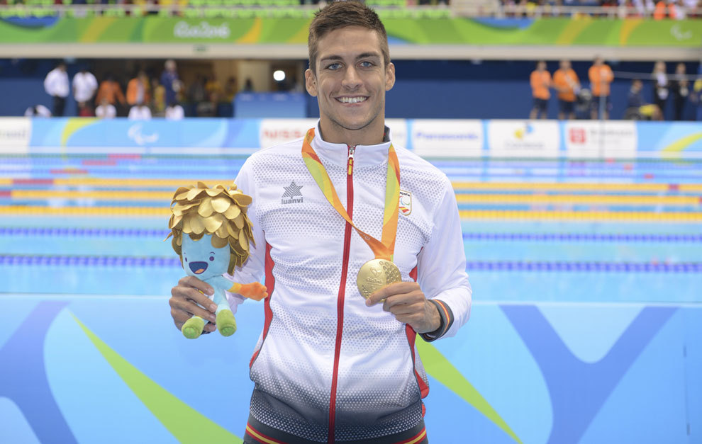 Israel Oliver con su medalla de oro en 200 estilo