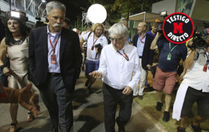 Chase Carey, nuevo jefe de la F1, junto a Bernie Ecclestone en el...