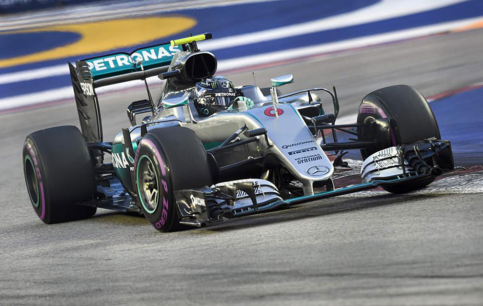 Rosberg pilota su Mercedes en Singapur.