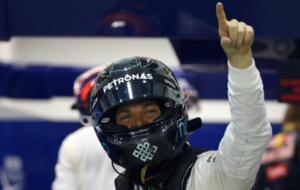 Rosberg celebra la pole lograda en Singapur