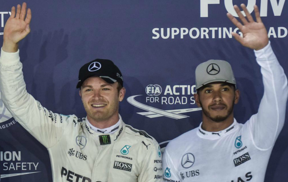 Rosberg y Hamilton saludan tras la calificacin en el GP de Singapur